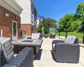 Comfort Suites - Mount Vernon - Binnenhof