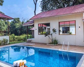 Tiara Boutique Rooms by 29Bungalow - Alibag - Pool