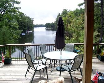 Charming Lakefront Cottage Rental with Blissful Views near Toronto, Ontario - Port Severn - Balcony