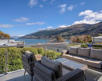 Lakeside Haven -a unique location, surrounded by beauty and amenities galore! - Queenstown - Balcon