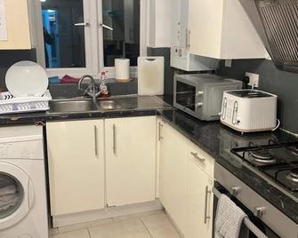 Rahal Outram - London - Kitchen