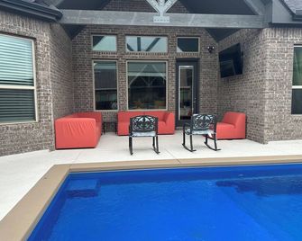 Spacious 5-bedroom farmhouse in peaceful Pflugerville with AC, WiFi - Pflugerville - Басейн