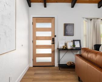 Enjoy this Contemporary Family friendly Home - Madera - Obývací pokoj