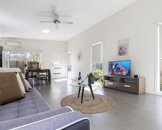 2 Bedroom Withparking Near Central Cessn - Кеснок - Вітальня