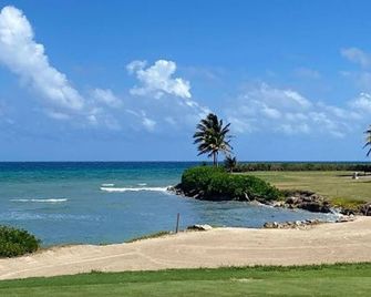 Oceanview 1-bed Apt w/ Pool, Bar & Beach Access - Montego Bay - Beach