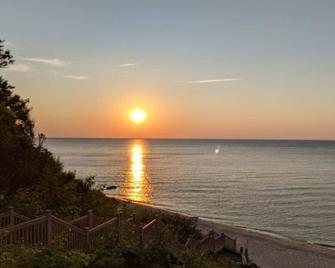 Lovely beach cottage with private deck, walk to the beach, vineyards nearby - Baiting Hollow