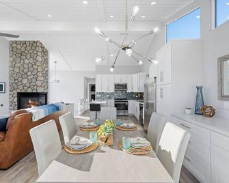 Remodeled beach house, 3-minute walk to sand, Main St. restaurants and shopping - Seal Beach - Dining room