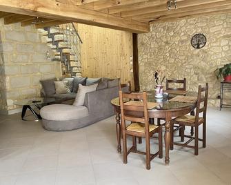 Gîte with Spa in Lamothe d'Alès - Miramont-de-Guyenne - Comedor