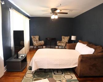 Cozy home with 3 beds and an office! - Decatur - Bedroom