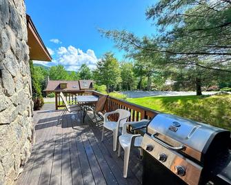 O8 Renovated Forest Cottage Townhome with great Mt Washington views fast wifi Walk to skiing - Carroll - Terasa