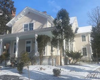 New!! Elegant Village Home, Refined & Renewed - Aurora - Edificio