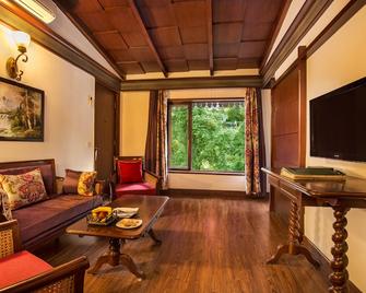 The Naini Retreat, Nainital by Leisure Hotels - Nainital - Living room