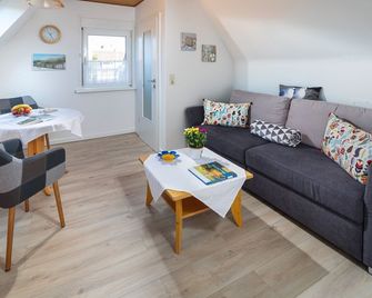 Gemütliche Dachgeschoss Ferienwohnung für bis zu 2 Personen - Norderney - Living room