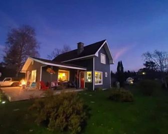 Marina Bay House, Beautiful 4 Season Cottage with Amazing Bay Views - Wawa - Edificio