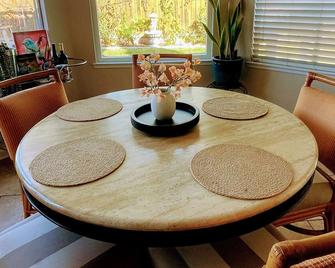 California Style and comfort! 4 bedroom House in South Corona! - Corona - Dining room