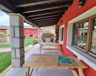 Country House 'Aldea Rural A Cortiña Apartamento 1' with Mountain View, Shared Pool and Wi-Fi - Pepín - Patio