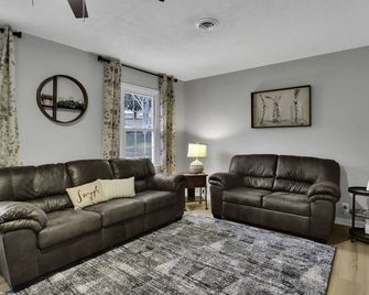 Cozy country home on 1.5 fenced acres - 10 min from Norris Lake & ATV Trails - Rocky Top - Sala de estar