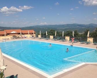 Wohnung In Monteverdi Marittimo Mit Gart - Monteverdi Marittimo - Piscina