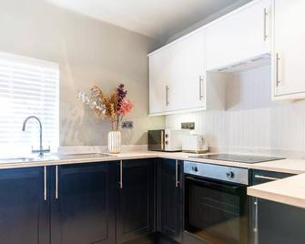 Beautiful Apartment In London - Hounslow - Kitchen