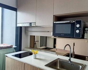 High Rise condominium with outdoor pool with view on rooftop. - Bangkok - Cozinha