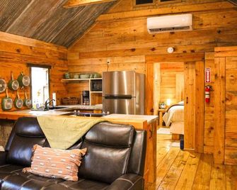 Soothing Log Cabin In Charming Eureka Springs - Eureka Springs - Kitchen