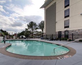 هوليداي إن إكسبرس آند سويتس جاكسون داون تاون - كوليسيوم باي آيتش جي - جاكسون - حوض السباحة