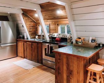 The A-Frame @ SkyCamp: Classic cabin with Hot Tub and BBQ near Stevens Pass - Skykomish - Kitchen