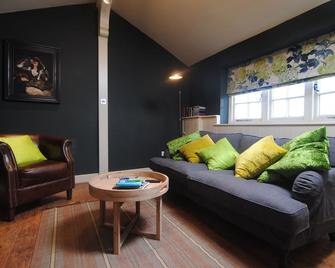 Courtyard Cottages Lymington - Lymington - Living room