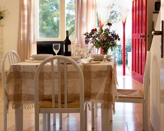 Very neat terraced house by the sea, ideal for families and couples in a quiet location - Carovigno - Sala pranzo