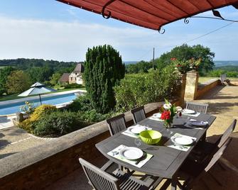 Cosy holiday home with swimming pool - Mouzens