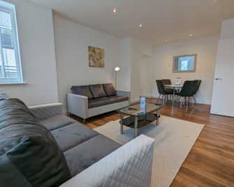 Charles Hope Swindon - Swindon - Living room