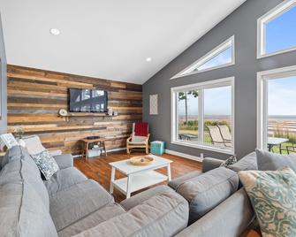 Beachfront Chalet - Stratford - Living room