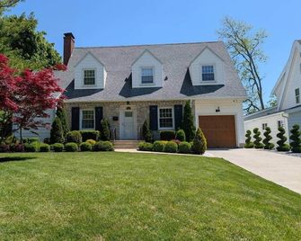 3-Bedroom Cape Cod Oasis, Private Yard, Fire Pit - Richmond - Gebouw