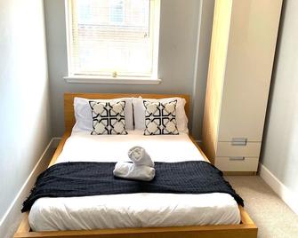 2 Bedroom Apt in the Heart of the City Centre, perfect Location - Bellshill - Bedroom