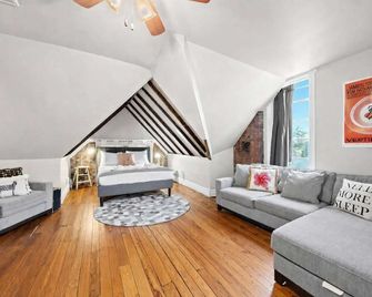 Cozy Top-Floor Retreat in the Heart of Louisville - Louisville - Living room