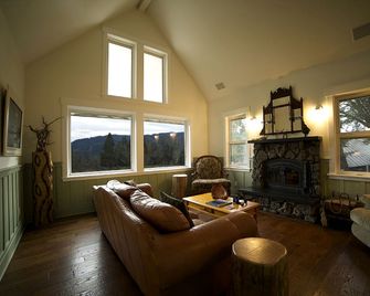 Meadow House near Crater Lake South entrance, upper Rogue River, 100 acre trails - Prospect - Sala de estar