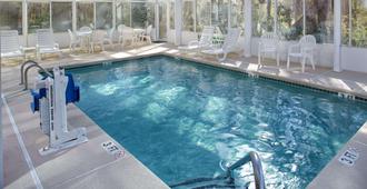 Country Inn & Suites by Radisson Columbia Airport - Cayce - Piscina