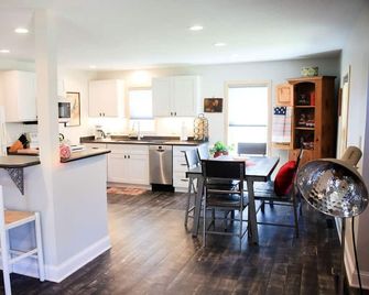 The Dollar House - Albert Lea - Keuken