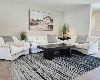 Modern Pool Home- 37th Ave - Vero Beach South - Living room