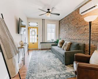 Comfy renovated townhome - heart of Downtown Lancaster - Lancaster - Living room
