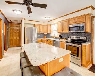 Waterfront Evart House on Chippewa Lake Channel - Evart - Kitchen