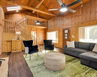 Waterfront Mariposa Vacation Rental with Hot Tub - Mariposa - Living room