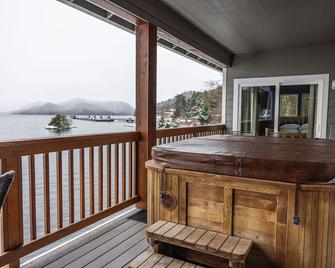 Amazing 3 bedroom condo with beautiful ocean views out of every room!!! - Sitka - Balcony