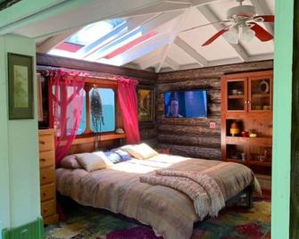 Romatic Waterfall Cabin In The Rainforest - Honokaa - Bedroom