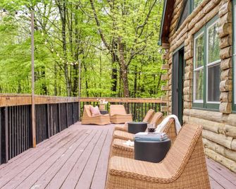Half Moon by AvantStay 4BR Cabin w Large Deck Yard w Patio Outdoor Dining - Great Barrington - Balkon