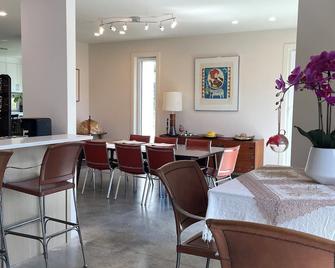 Charming 3-bedroom house in marvelous Roberts Creek with WiFi - Roberts Creek - Restaurante