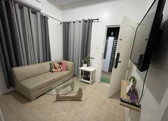 Modern Cozy 3BR Near Air-conditioned & Free Parking - 西朗 - 客廳