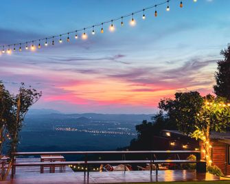 Picnic camp x picnic cafe ปิกนิกแคมป์เขายายเที่ยง - Ban Khao Yai Thiang Tai - Balcón