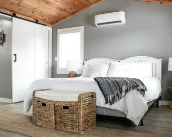 Tranquil Cat Fish Cottage Getaway Point Breeze, Ny - Kent - Bedroom
