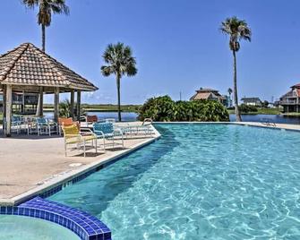 Beachfront Condo at Matagorda Dunes with Pool Access - Matagorda - Pool